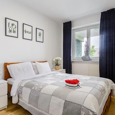 Family Apartment With A Terrace On Aleje Jerozolimskie Варшава Экстерьер фото